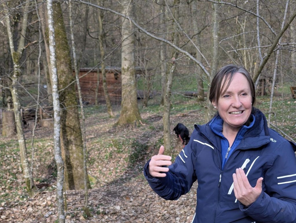 Bettina Bettina Kunkel ist seit Sommer 2020 jede Woche mindestens zwei ganze Tage draußen in Ihrem Waldklassenzimmer in Zeil am Main.